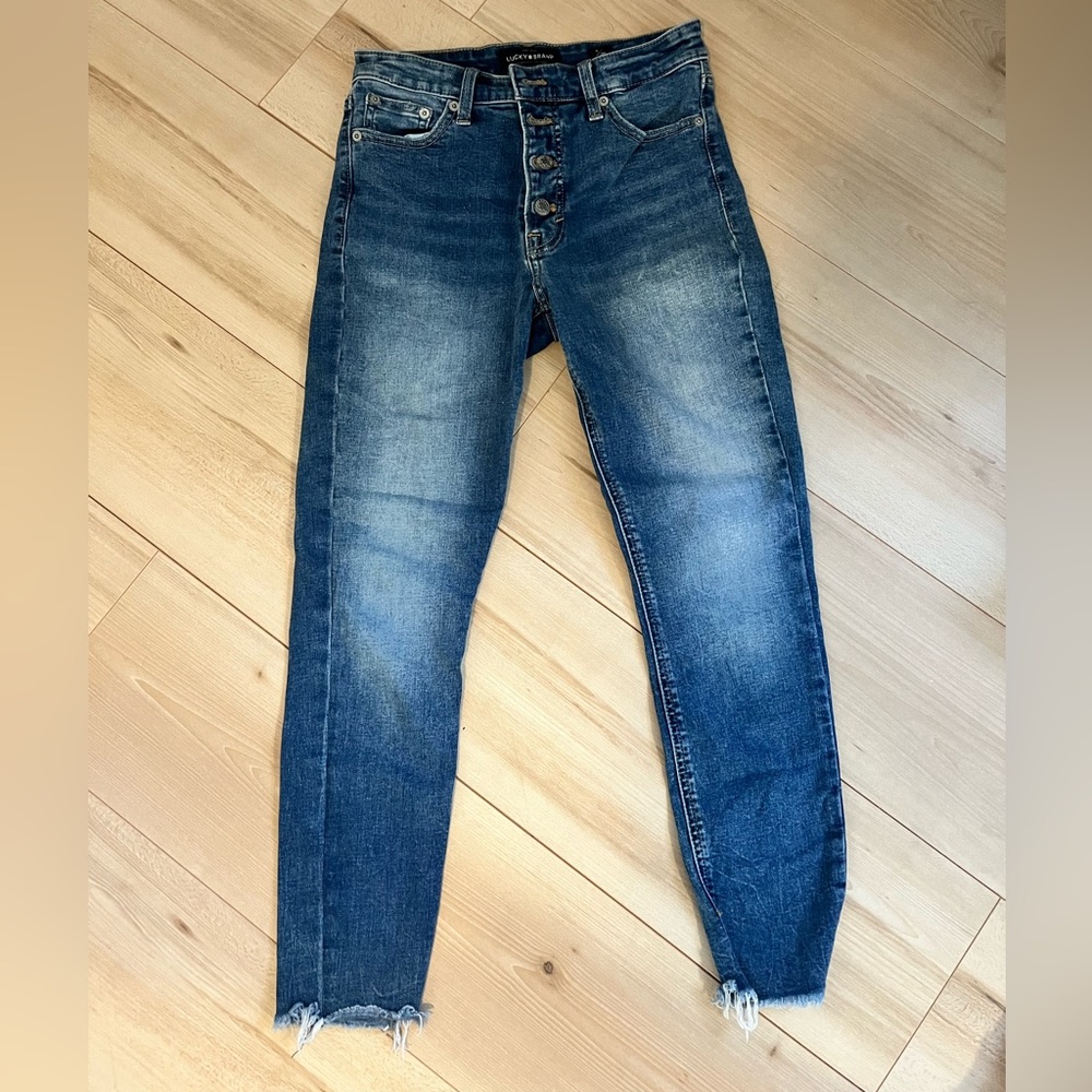 Lightly worn lucky jeans! Size 6/28